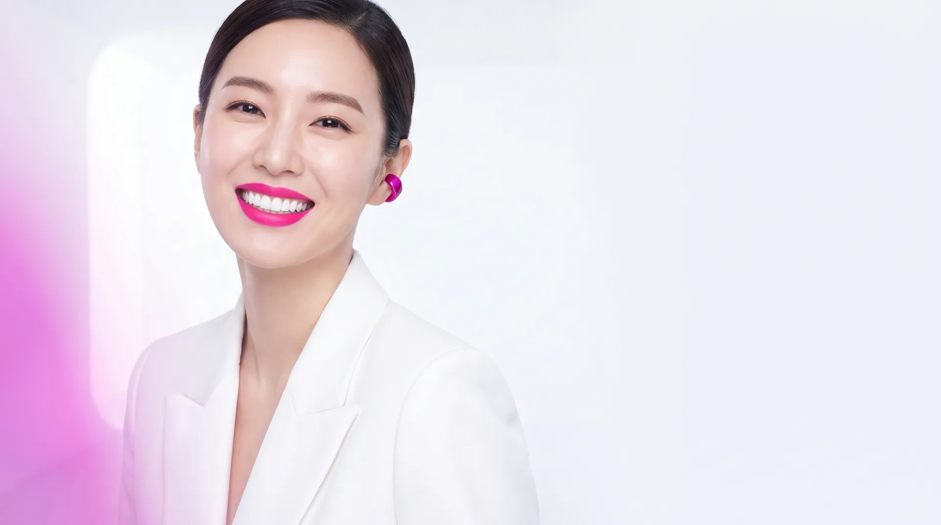 밝고 자신감 있는 미소 — 어크로스치과 브랜드 무드